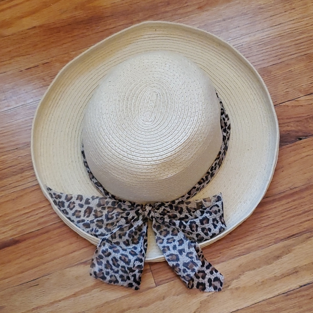 Woman's straw hat with leopard ribbon